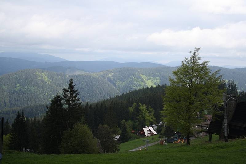 Setkání Čechů a Slováků na moravsko-slovenském pomezí v oblastí Javorníků se dnes dopoledne uskutečnilo na Ztracenci. Akce se zúčastnilo na 250 lidí z obou stran hranice. 