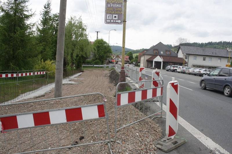 Tady stávala zastávka. Po skončení prací bude na místě nová, krytá. V současnosti pracovníci zpevňují svah.