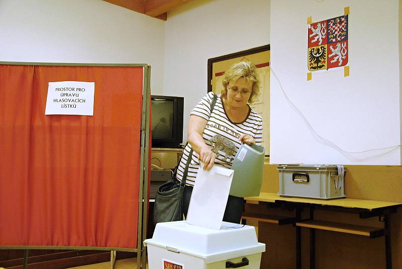 Renata Komendová vhazuje v pátek 24. května 2019 obálku z hlasovacím lístkem pro volby do Evropského parlamentu do urny ve volební místnosti na dopravním hřišti ve Valašském Meziříčí