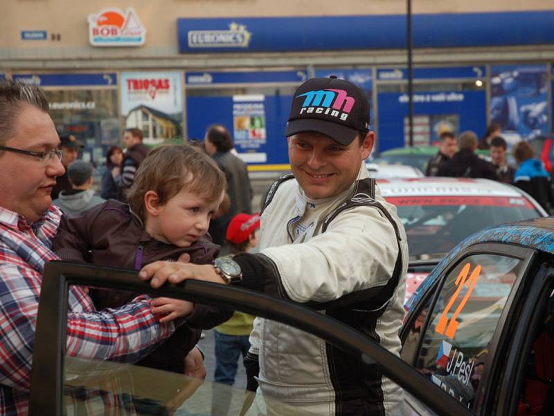 Bonver Valašská rally 2012 – start na náměstí ve Valašském Meziříčí.