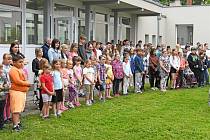 Vzpomínkové a pietní setkání u Lidické hrušně v zahradě Základní školy Žerotínova ve Valašském Meziříčí u příležitosti 81. výročí vypálení Lidic; pátek 9. června 2023