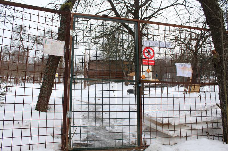 Stavební úřad ve Vsetíně řeší řízení o odstranění černé stavby. Chovatel Michal Prášek se odvolal, řízení dále probíhá.