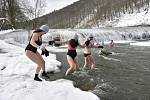 Koupání otužilců ve Vsetíně v ledové vodě řeky Bečvy