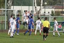 Fotbalisté Valašského Meziříčí (modré dresy) prohráli ve 12. kole divize F pod Radhoštěm s Frenštátem 1:3.