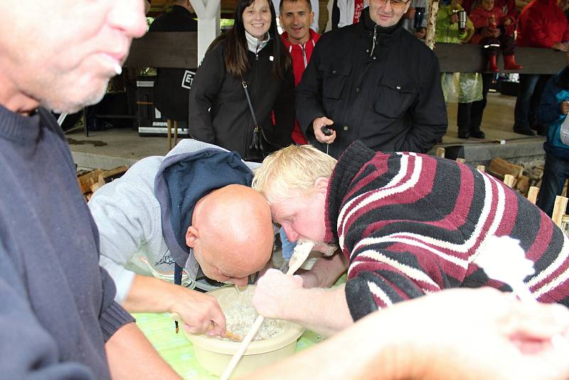 V kulturním areálu v Liptálu se konal v sobotu 23. září Gastro folklorní festival. Dopoledne patřilo soutěži ve vaření a pojídání brynzových halušek.