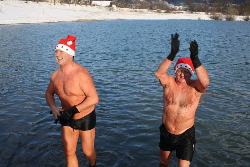 Patnáctka otužilců se na Štěpána rozhodla ponořit se do vod přírodního koupaliště Na Stanoch, teplota vzduchu nula a vody 3,4°C. 