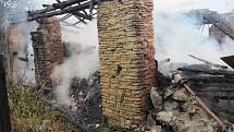 Zraněný hasič, mrtvý pes, škoda půl milionu korun a zničená hospodářská budova. To je výsledek čtvrtečního požáru ve Lhotě u Choryně na Valašskomeziříčsku.