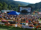 Zaplněné hlediště na hudebním festivalu Starý dobrý western v Bystřičce na Vsetínsku.