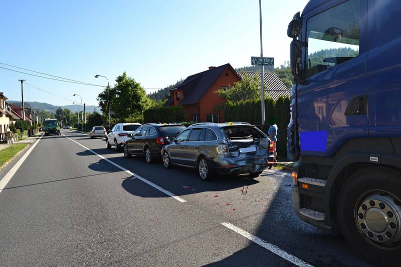 Řidič kamionu nedodržel v pondělí 19. června 2017 ve vznikající koloně bezpečnou vzdálenost. Výsledkem byla hromadná srážka pěti aut.