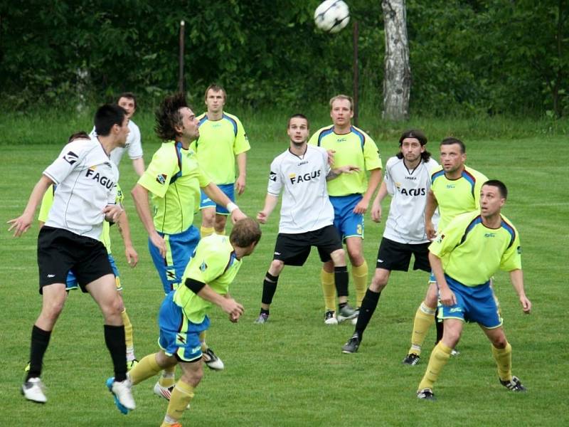 Fotbalisté Kelče (žluté dresy) remizovali s Podkopnou Lhotou 1:1. 