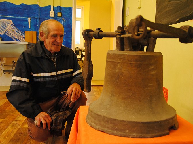 Znovuobjevený zvon z roku 1728 si na Svatováclavské křivské slavnosti v sobotu 23. září 2017 v Podlesí přišel prohlédnout místní pamětník Jan Kabeláč.