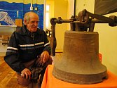 Znovuobjevený zvon z roku 1728 si na Svatováclavské křivské slavnosti v sobotu 23. září 2017 v Podlesí přišel prohlédnout místní pamětník Jan Kabeláč.