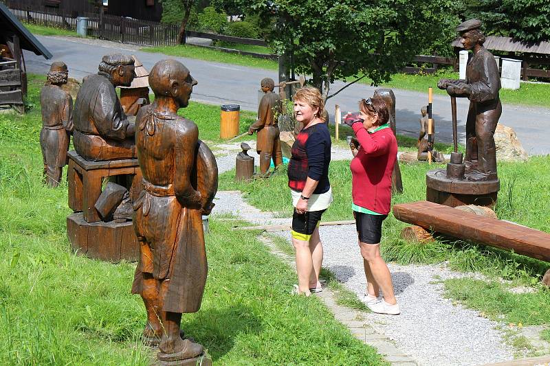 Velké Karlovice se těší velké oblibě turistů. Výjimkou nebyl ani poslední prázdninový týden roku 2020. K prohlídce láká galerie soch a kaple sv. Huberta v údolí Pluskovec.