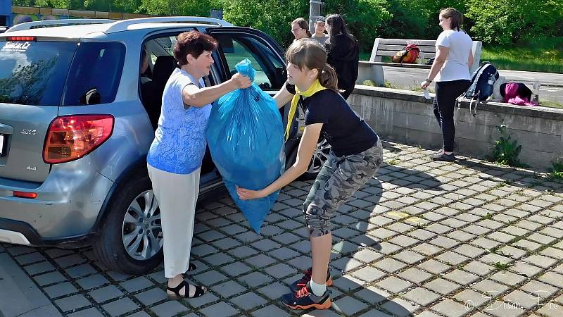 Lidé z Valašska nashromáždili v dobročinné sbírce šatstva pořádané ve dnech 19. - 21. května 2022 vsetínskou Diakonií téměř šest tun nepotřebného oblečení, hraček a dalších věcí.