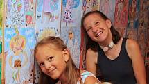 Sestry Eva Neuwirthová (20) a Rozárka (7) a Káťa (6) Ruskovy kreslily v době koronaviru po celý měsíc den co den každá jednoho anděla. Do 18. září 2020 vystavují 186 obrázků v Relaxačním centru Salza v Zašové.