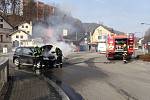 Auto čerstvě po servisu začalo během jízdy ve Vsetíně hořet