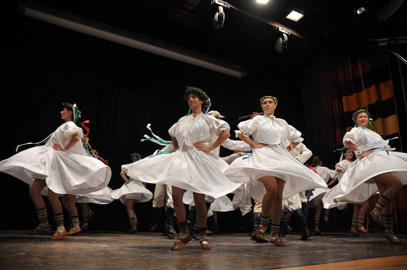 Nesoutěžní přehlídka valašských folklorních souborů s názvem Prameny v Janíkově stodole ve Valašském muzeu v přírodě v Rožnově pod Radhoštěm; sobota 11. října 2014.