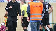 Fotbalisté Vigantic (v černém) se rozloučili s podzimní části I. A třídy skupiny A v derby s Rožnovem pod Radhoštěm přesvědčivou výhrou 5:0. Lví podíl na ni měli největší hvězdy Vigantic Milan Baroš a René Bolf, kteří dali po jedné brance, domácí útočník 