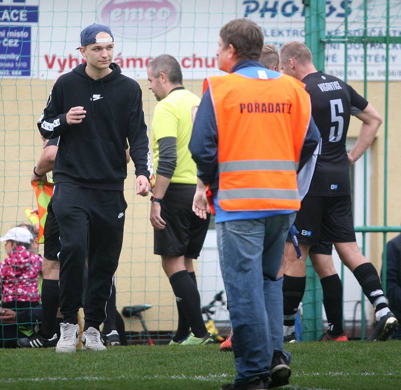 Fotbalisté Vigantic (v černém) se rozloučili s podzimní části I. A třídy skupiny A v derby s Rožnovem pod Radhoštěm přesvědčivou výhrou 5:0. Lví podíl na ni měli největší hvězdy Vigantic Milan Baroš a René Bolf, kteří dali po jedné brance, domácí útočník 