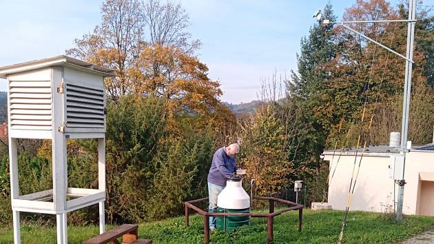 Meteorolog Ing. Martin Leskovjan při údržbě srážkoměru.