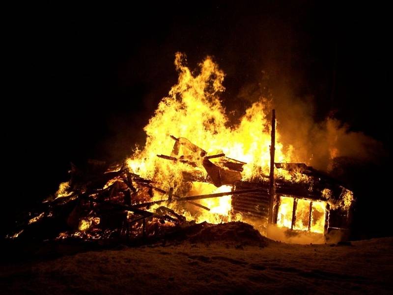 Rozsáhlý požár zničil chatu ve Velkých Karlovicích.