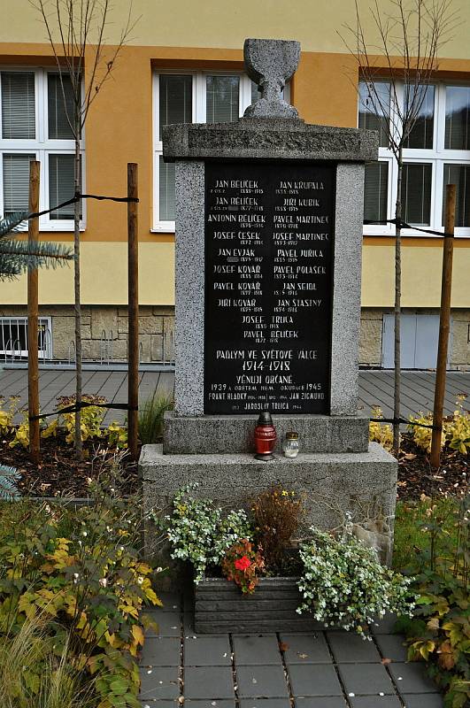 Seninka - památník obětem světových válek před obecním úřadem