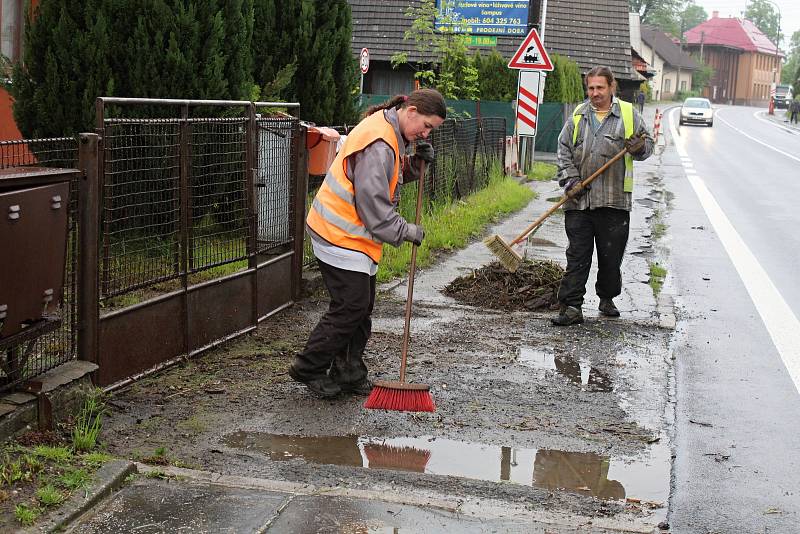 Obyvatelé Ústí u Vsetína likvidují 23. května 2019 následky velké vody. Obecní zaměstnanci Pavlína Tydlačková a Jiří Adámek nastoupili na úklid v 6 ráno.