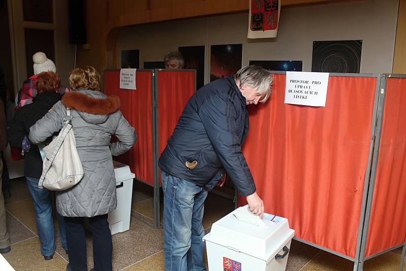 Volili pod hvězdami. Na méně tradičním místě volila část obyvatel Valašského Meziříčí. Své hlasy pro nového prezidenta odevzdávali do hlasovací schránky v místní hvězdárně.