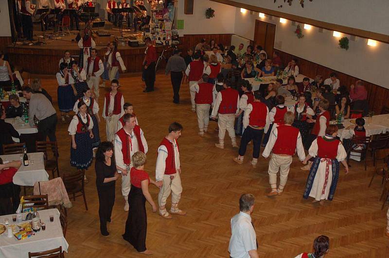 Na Valašském bále ve Valašské Polance si zatančilo více než tři sta návštěvníků. Z toho asi šedesát nastrojených do místních krojů.