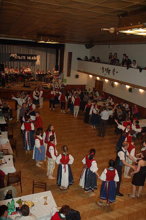 Na Valašském bále ve Valašské Polance si zatančilo více než tři sta návštěvníků. Z toho asi šedesát nastrojených do místních krojů.