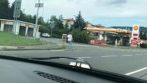 Záběry stopařky - skokanky, která ohrožuje život svůj i bezpečnost silničního provozu ve Vsetíně u benzínky Shell kolují na sociálních sítích.
