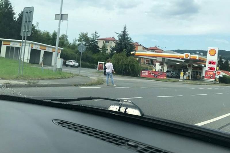 Záběry stopařky - skokanky, která ohrožuje život svůj i bezpečnost silničního provozu ve Vsetíně u benzínky Shell kolují na sociálních sítích.