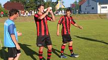 Fotbalisté Francovy Lhoty (červeno-černé dresy) zvítězili na hřišti Hrachovce 3:0 a postoupili do Krajského přeboru.