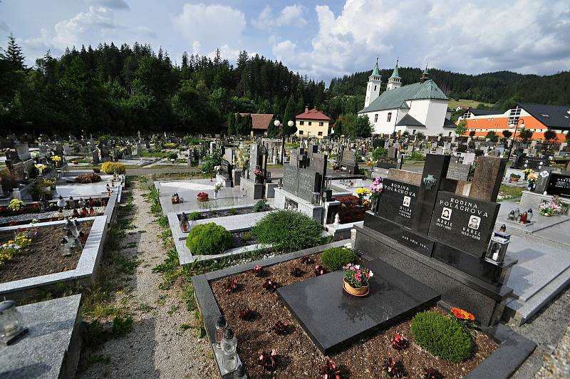 Horní Bečva - hřbitov a kostel svatého Jana a Pavla.