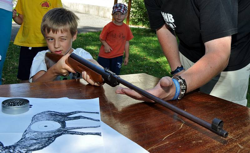 Děti střílejí ze vzduchové pušky v zámeckém parku ve Vsetíně. Střelba byla součástí prázdninového programu nazvaného Lovecké dopoledne, který pro malé návštěvníky připravili pracovníci Muzea regionu Valašsko, jež sídlí ve vsetínském zámku.