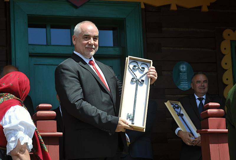 Generální ředitel Národního muzea v přírodě Jindřich Ondruš se symbolickým klíčem od obnovené chaty Libušín na Pustevnách v Beskydech; čtvrtek 30. července 2020
