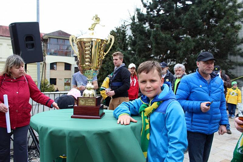 Před vsetínskou radnicí se v sobotu odpoledne sešly žlutozelené davy hokejových fandů, aby oslavily obrovský úspěch vsetínských hokejistů, kteří si čtvrteční výhrou nad Jabloncem zajistili postup do první ligy. Tým vítězů svým fanouškům vyjádřil díky za n