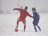 Ve sněhové kalamitě se za celou neděli na Valašsku odehrál jediný zápas, Valašské Meziříčí B (modré dresy) remízovalo s Hovězím 2:2. 