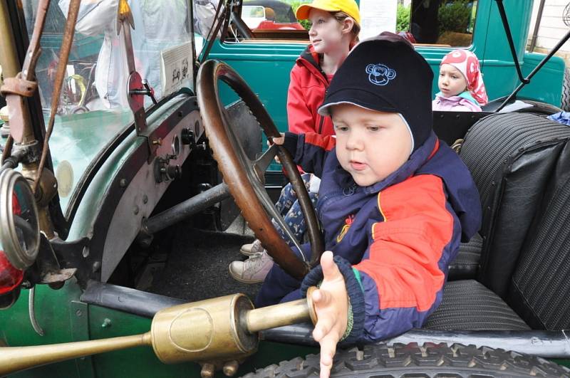 Spanilou jízdu historických vozidel pod názvem Veteránem valašskú krajinú uspořádal v sobotu 1. června 2013 Valašský Veteran car club Rožnov pod Radhoštěm. Majitelé historických automobilů a motocyklů také u zámku Kinských ve Valašském Meziříčí.