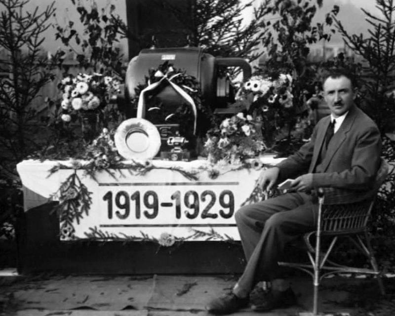 V září roku 1919 ve Vsackých novinách oznamuje Josef Sousedík, pozdější vsetínský vynálezce, podnikatel, starosta, odbojář a vlastenec, otevření elektrotechnického a strojního závodu ve Vsetíně, který do roku 1929 vybudoval v prosperující továrnu. V roce 