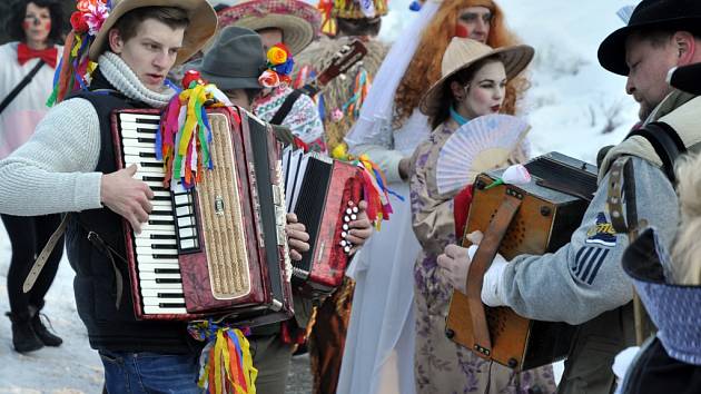 Masopustní obchůzka v Lužné na Hornolidečsku; neděle 15. února 2015