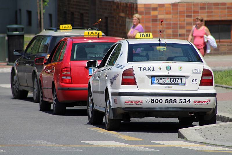 Stanoviště taxislužby ve Vsetíně u výškového domu před nádražím