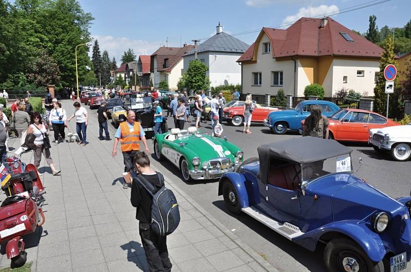 Majitelé historických vozidel přihlášených do tradiční soutěže Veteráni Valašskem se v sobotu 21. května 2016 zastavili ve Valašském Meziříčí