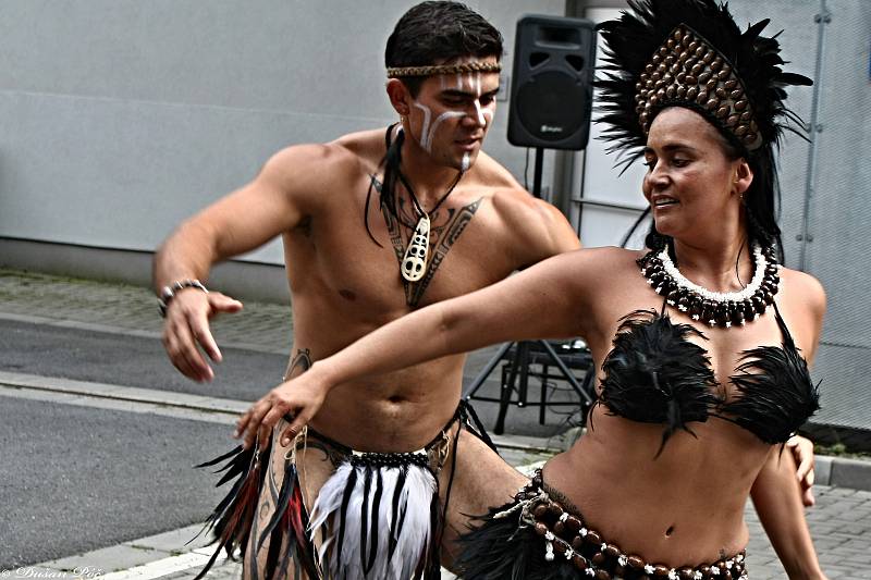 Tanečníci, tanečnice a muzikanti z Velikonočních ostrovů, kteří jsou hosty 50. MFF Liptálské slavnosti, vystupují ve čtvrtek 22. srpna 2019 pro klienty Domova Harmonie ve Vsetíně.