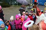 Mikuláši a čerti v tradičních maskách si dali dostaveníčko 3. prosince 2018 v centru Vsetína. Konal se tu Mikulášský den. Děti z mateřinek musely říct mikulášské družině básničku.