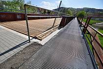 Železniční most na bývalé vlečce přes Bečvu ve Vsetíně prochází úpravami. Bude lépe využitelný pro chodce i cyklisty.