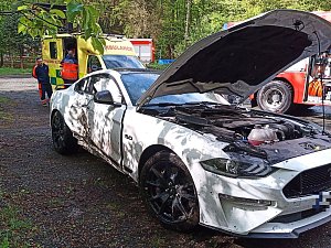 Záchranáři zasahují ve středu 17. dubna 2024 u nehody osobního vozu Ford Mustang ve Chvalčově na Kroměřížsku.