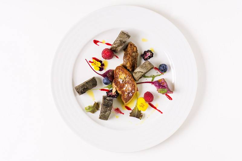 Foie gras s krajánky, šalotkou a lesním ovocem, tmavý chléb