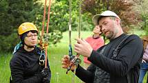 Arboristé vysvětlují v pátek 17. května 2019 v zámeckém parku v Lešné u Valašského Meziříčí správcům zeleně, starostům a pracovníkům radnic použití horolezeckého vybavení a jeho využití při práci v korunách stromů.