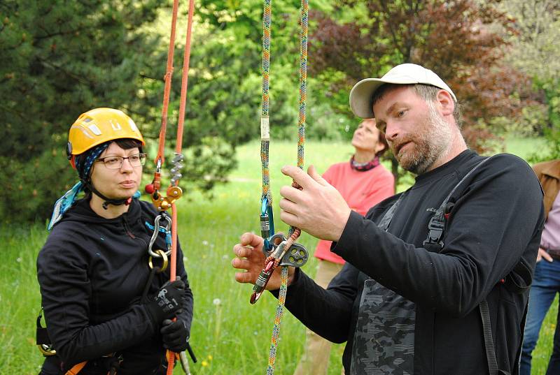 Arboristé vysvětlují v pátek 17. května 2019 v zámeckém parku v Lešné u Valašského Meziříčí správcům zeleně, starostům a pracovníkům radnic použití horolezeckého vybavení a jeho využití při práci v korunách stromů.